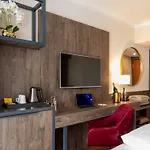Plaza Premium 4*
