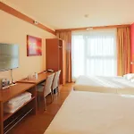Plaza Premium 4*