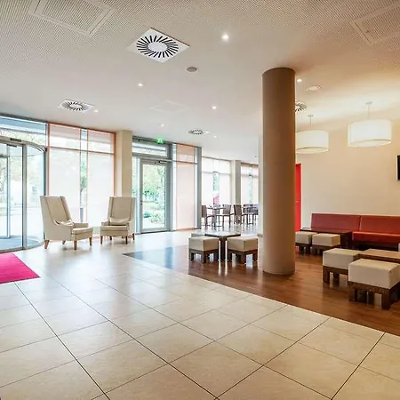 Plaza Premium فندق 4*