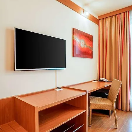 Plaza Premium 4*