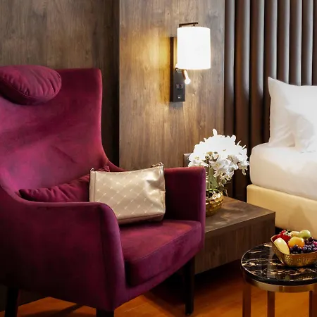 Plaza Premium 4*