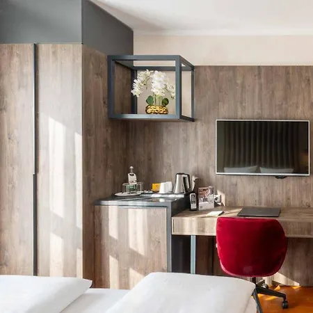Plaza Premium 4*