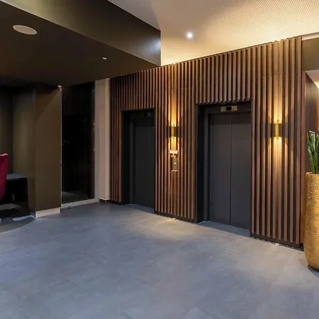 Plaza Premium 4*