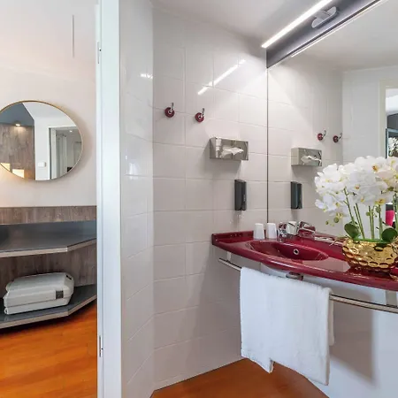 Plaza Premium Hotell