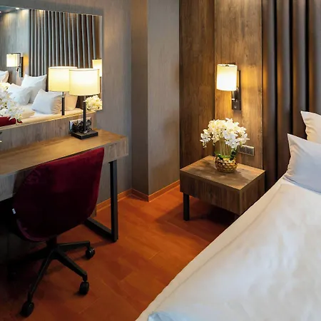 Plaza Premium Hotel 4*