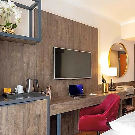 Plaza Premium 4*