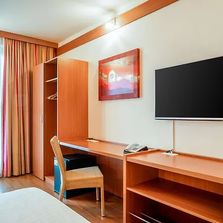 Plaza Premium Hotel 4*