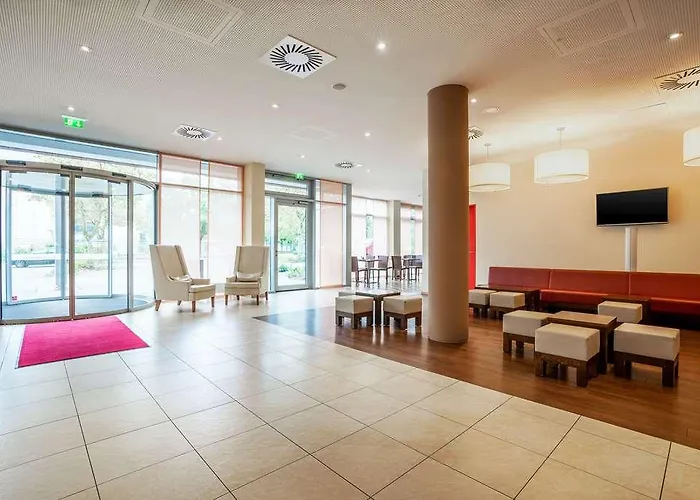 Plaza Premium Hotel 4*