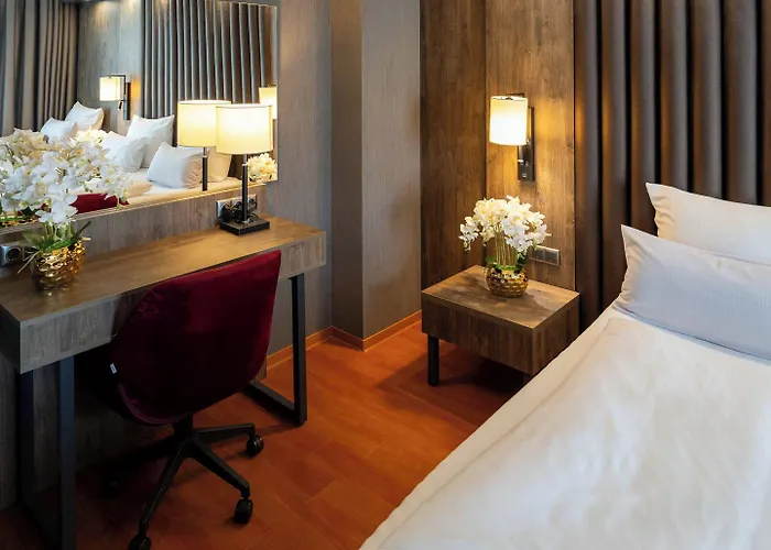 Plaza Premium Hotel 4*