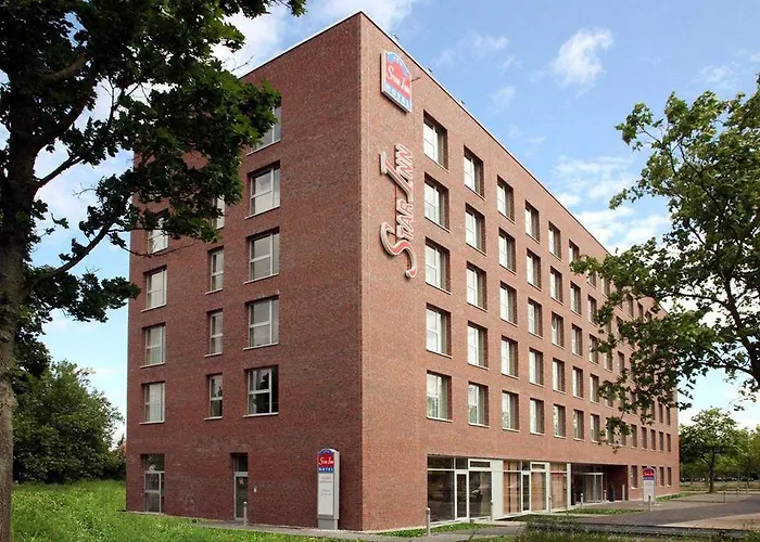 Plaza Premium Hotel 4*