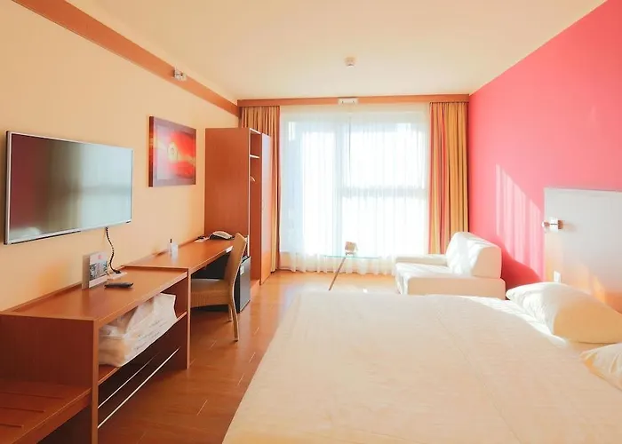Plaza Premium Hotel 4*